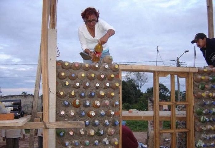 Женщина построила дом из пластиковых бутылок