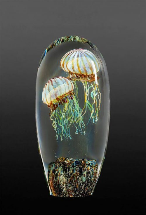 Стеклянные скульптуры медуз от стеклодува Ричарда Сатава
