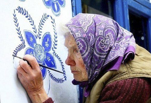 90-летняя бабушка украшает узорами родную деревню