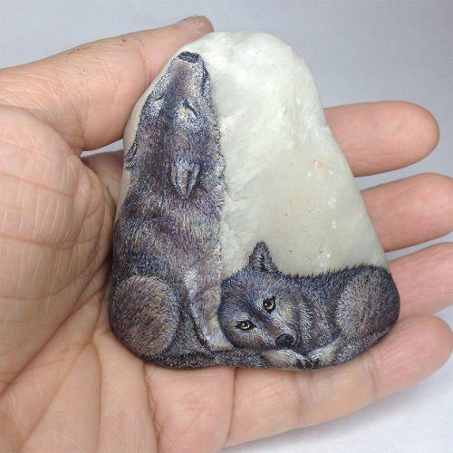 Миниатюрные животные на камнях