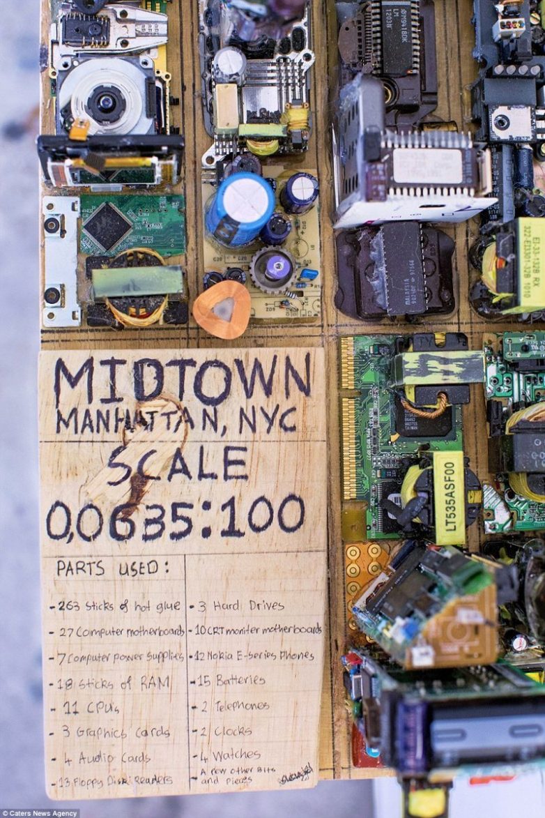 Макет Манхэттена из частей старых электронных приборов