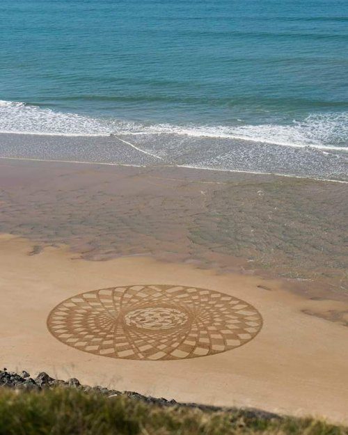 Впечатляющие рисунки на песке от Сэма Дугаду