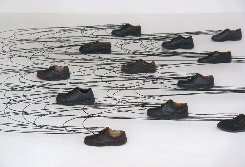 Необычные инсталляции из обуви