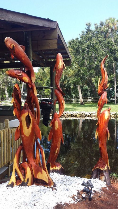 Скульптурная композиция из кедров, повреждённых во время урагана