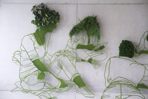 Скульптура, украшенная живыми растениями