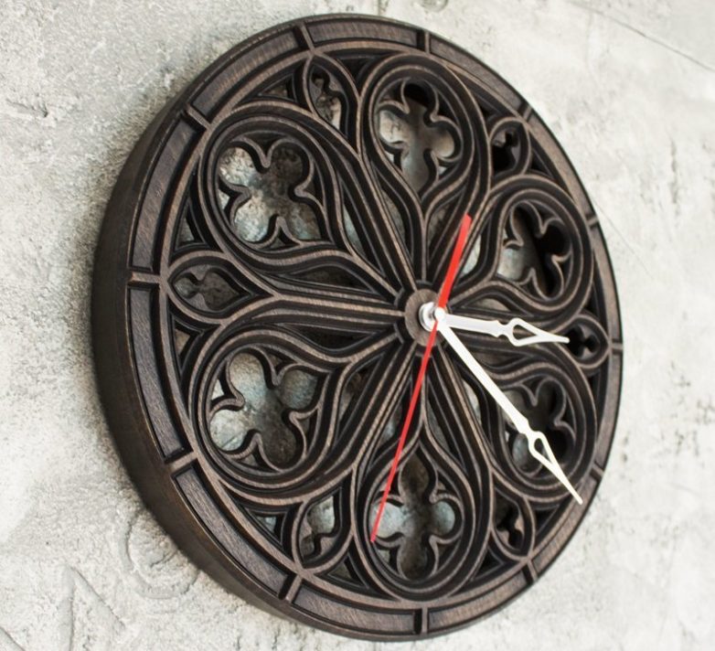 Часы в готическом стиле