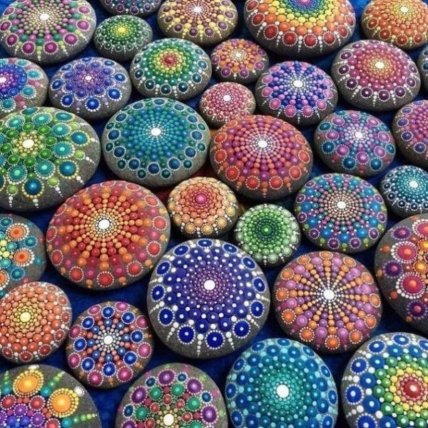 Красивые мандалы на круглых камнях