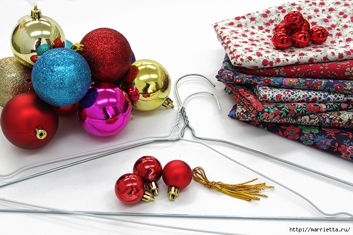 Идеи новогодних венков из ёлочных шаров