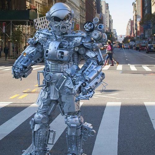 Художник превращается в роботов, созданных им из мусора