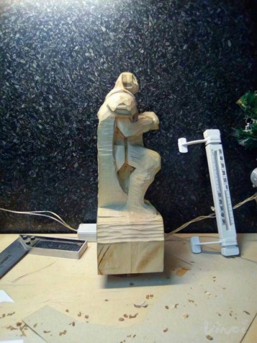 Впечатляющая скульптура, вырезанная из дерева