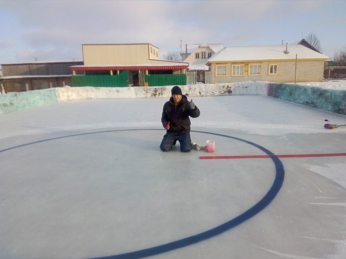 Мужчина на своём огороде сделал для детей площадку для хоккея
