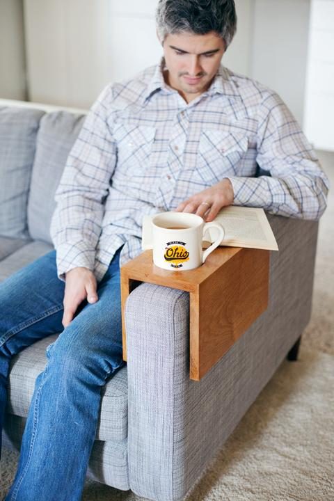 Столик на подлокотник дивана своими руками