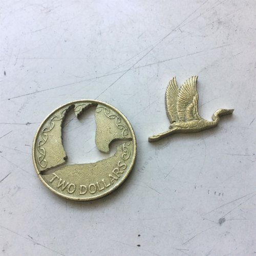 Крошечные объекты вырезанные Микой Адамсом из монет