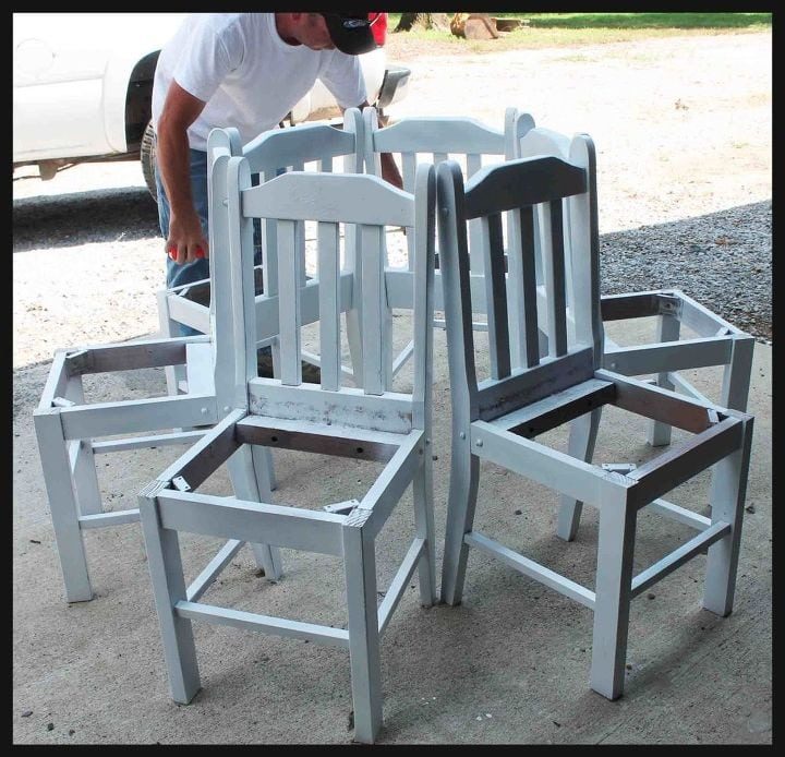 Функциональная скамья для участка из старых стульев