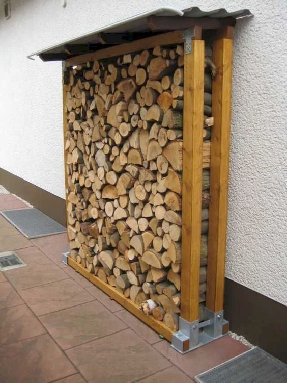 Как организовать хранение дров в доме и на участке