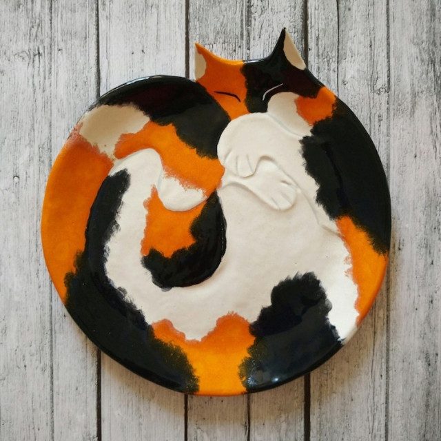 Керамические тарелки в виде уютно свернувшихся кошек