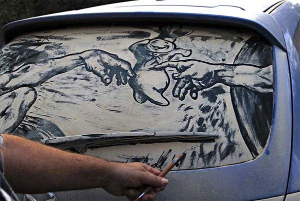 Произведения искусства на грязных автомобилях