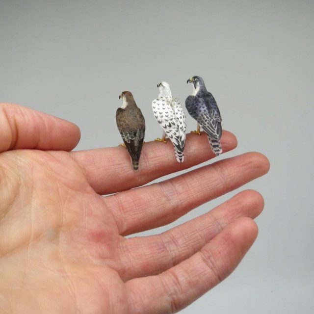 Скульптуры животных размером меньше ногтя