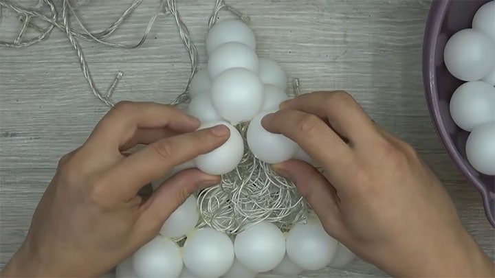Идея декора из шариков для пинг-понга