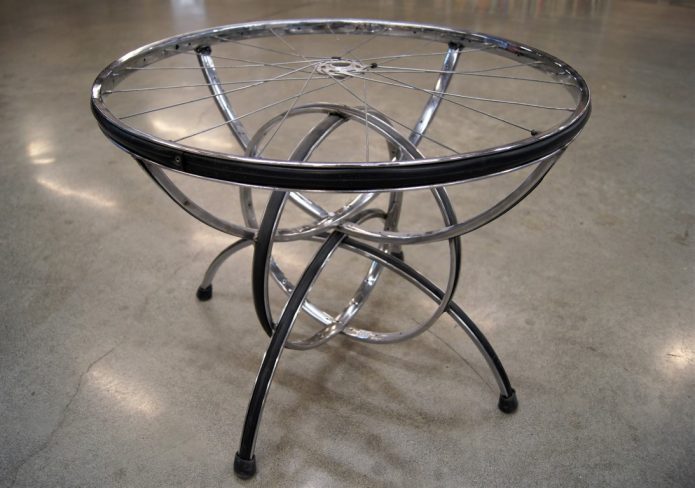 Необычный кофейный столик из велосипедного колеса и стекла