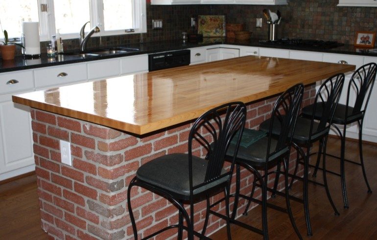 Стол в летнюю кухню, выложенный из обыкновенного кирпича