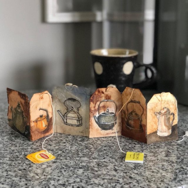 Миниатюрные картины на использованных чайных пакетиках