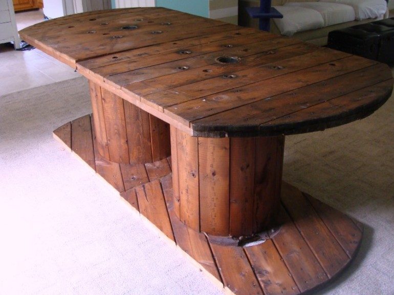 Стильный столик из катушки для электрокабеля