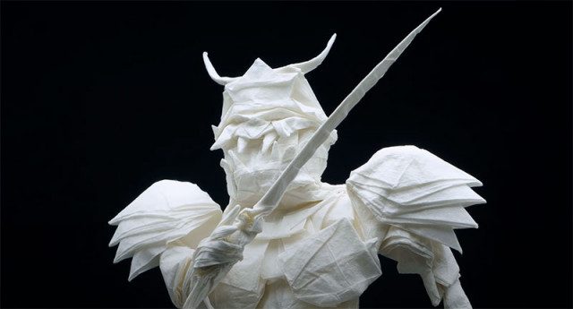 Самурай, выполненный в технике оригами из цельного листа рисовой бумаги