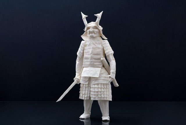 Самурай, выполненный в технике оригами из цельного листа рисовой бумаги