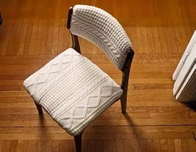 Стильная обивка для стульев из старого свитера
