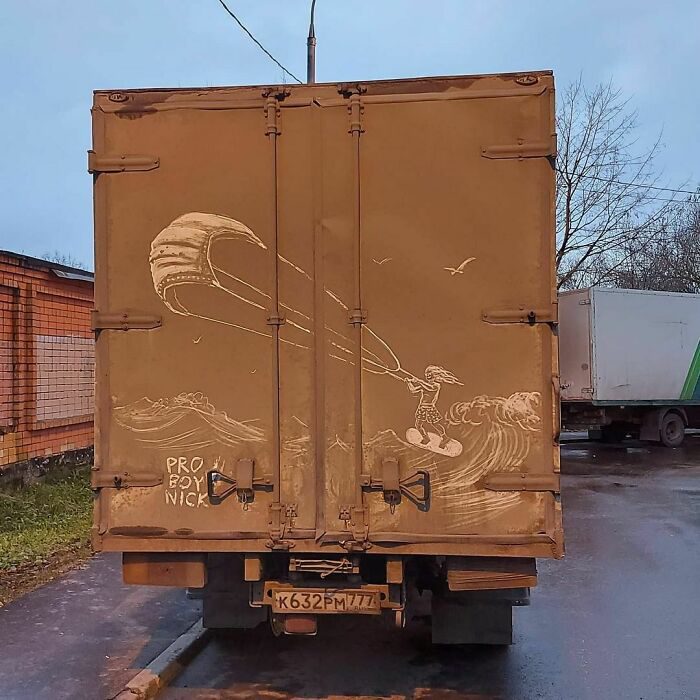 Сюрреалистические рисунки на грязных грузовиках от Никиты Голубева