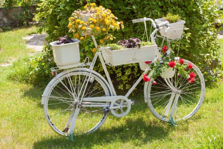 Старый велосипед для украшения сада