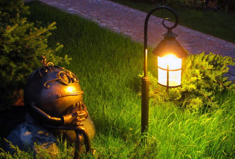 Уличный светильник для загородного дома