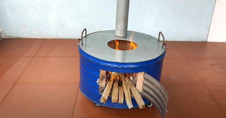 Печка-барбекю из металлической бочки и кирпичей