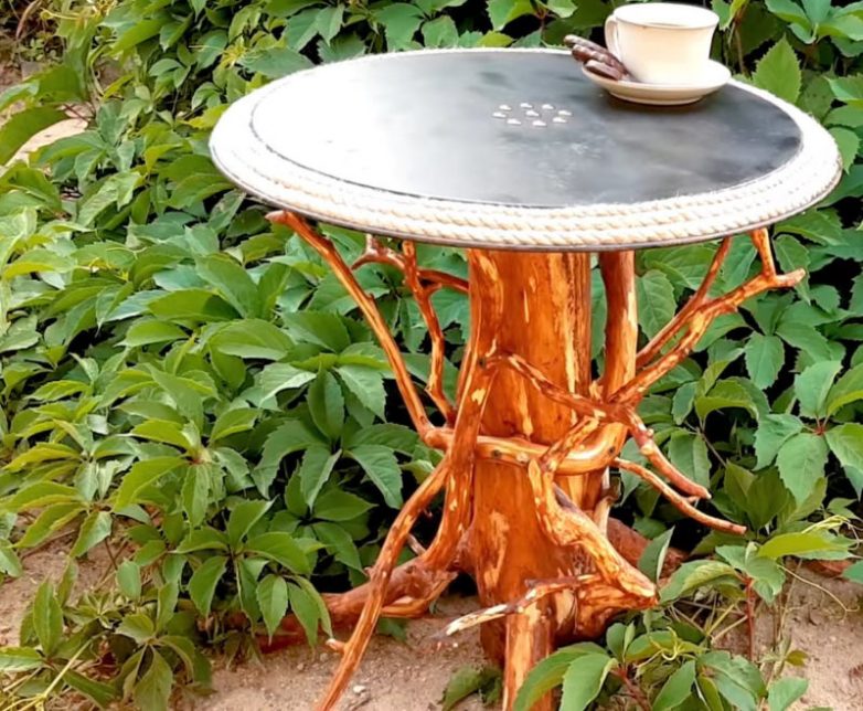 Дизайнерский столик из пня и подноса