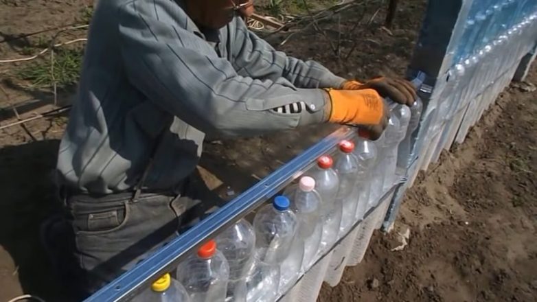 Забор для дачи из пластиковых бутылок