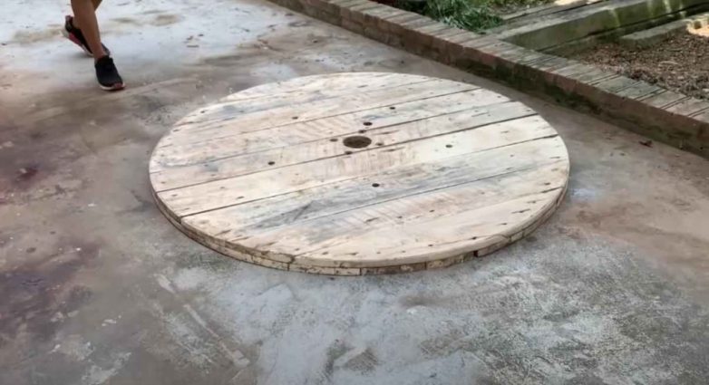 Круглая скамейка со столиком вокруг дерева
