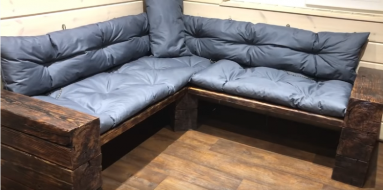 Стильный диван из остатков пиломатериалов