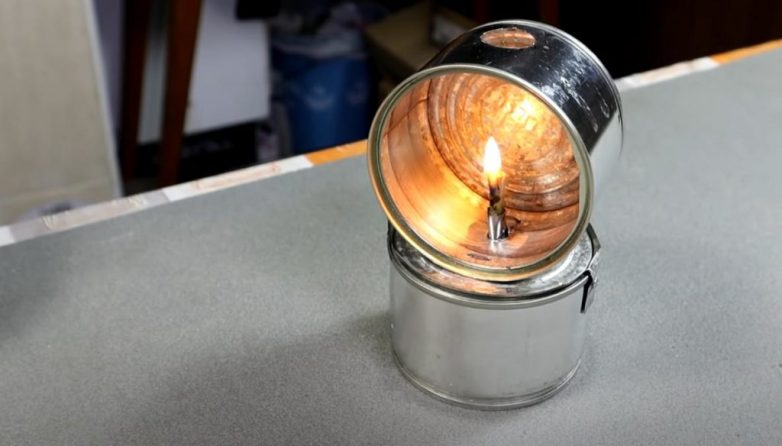 Настольный светильник из жестяных банок