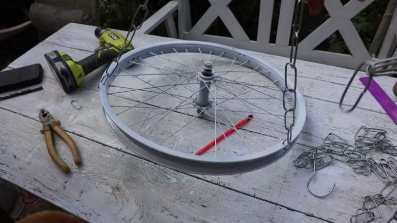 Отличное применение старому велосипедному колесу