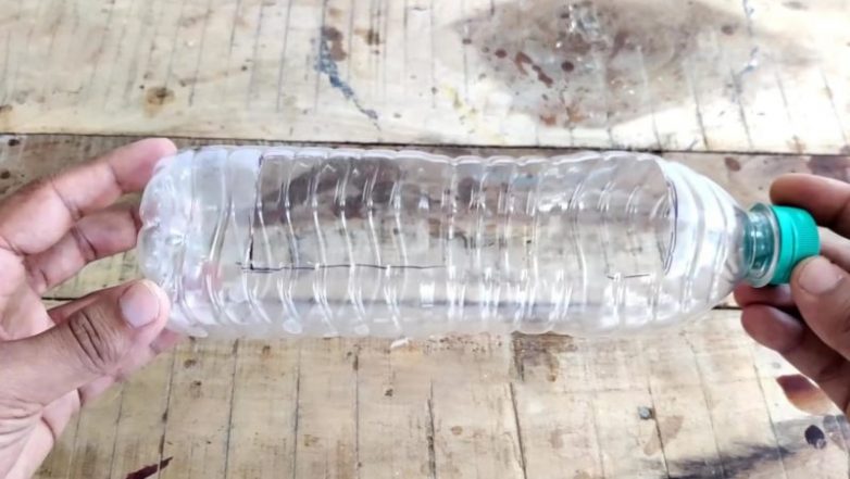 Подвесное кашпо из веток и пластиковой бутылки