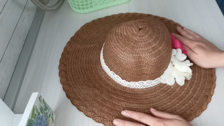 Стильный летний аксессуар из дешёвой шляпки