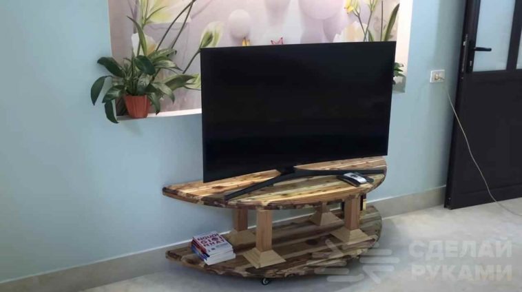 Тумба под телевизор из деревянной катушки