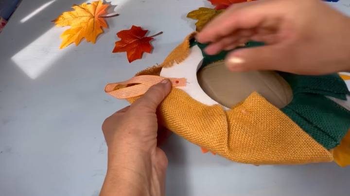 Осенняя поделка из мешковины и пенопласта
