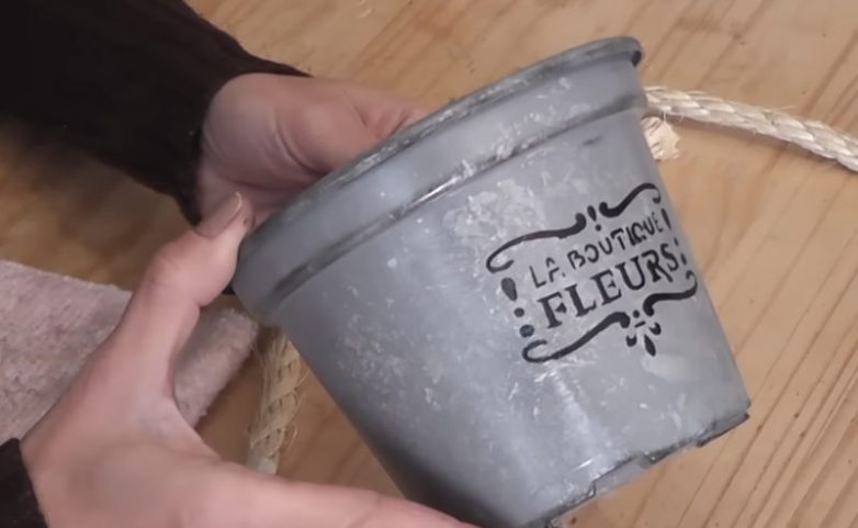 Винтажный ретро-горшок из пластикового контейнера