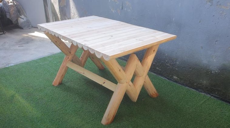 Мастерим стол из брёвен в деревенском стиле
