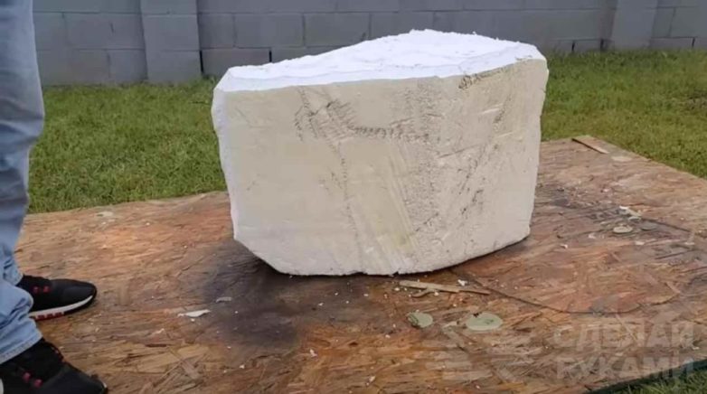Каменный стол из цемента и пенополистирола