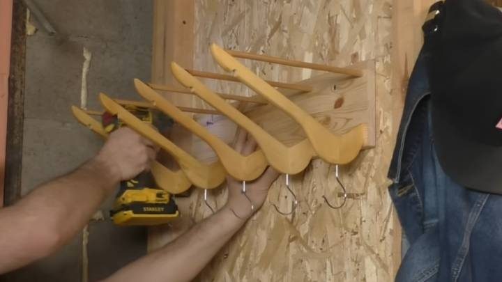 Креативная идея из деревянных вешалок
