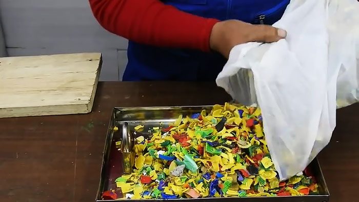 Разделочная доска из пластиковых крышек