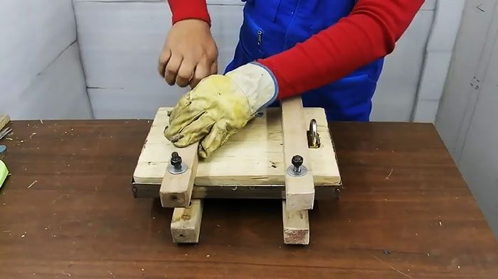 Разделочная доска из пластиковых крышек